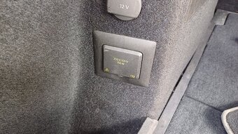 VW Touran 2.0TDI 110kW DSG Highline 1.maj-NEHAV-ČR-DPH - 9