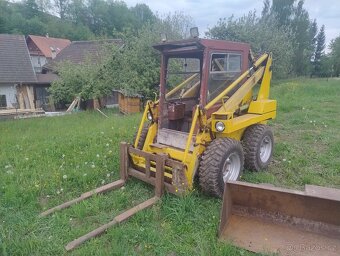 Smykový nakladač UNC 061 s příslušenstvím. - 9