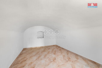Rodinný dům 6+1 370m2, Klobuky, Kladno - 9