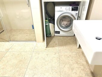 Prodej bytu 1+kk 45 m2 s balkonem, sklepem a garážovým stání - 9