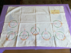 Prodám retro kuchařky na zeď, zástěru vyšívanou a dečky - 9