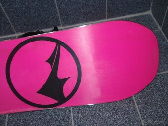 PĚKNÝ DÍVČÍ NABROUŠENÝ SNOWBOARD TRANS 120 CM+VÁZÁNÍ S - 9