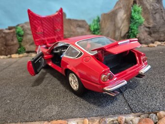 Prodám model 1:18 Ferrari 365GTB/4 - 9