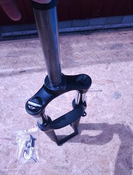 Odpružená vidlice SR Suntour XCM30, 29" - 9