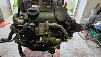 VW T5  1,9 TDi BRS - díly z motoru - 9