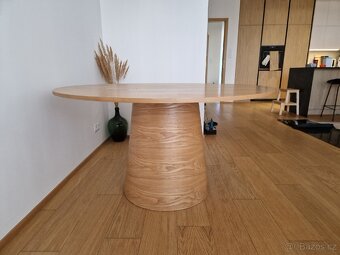 Jídelní kulatý stůl Teulat 137cm - 9