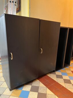 Skříňky a stůl za odvoz - 9