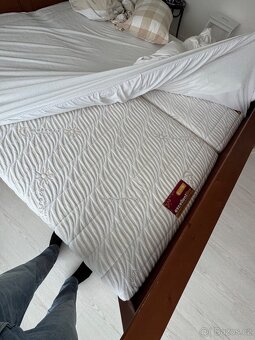 Postel 200 x 200 včetně stolků a matrací - 9