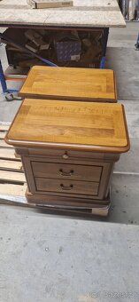 Masivní komoda a dva noční stolky - 9