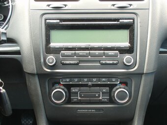 Volkswagen Golf 1,6Mpi aut.klima,parksenzory,po dovozovéSTK - 9