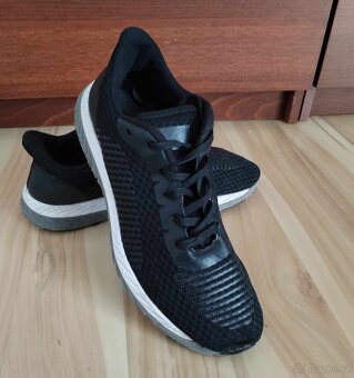 Žluté boty sálovky Nike a černé tenisky 40/41 - 9