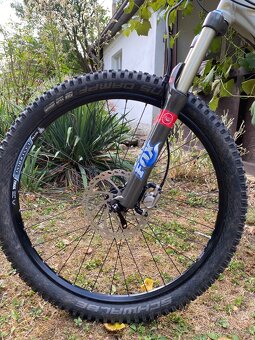 CELOODPRUŽENÉ HORSKÉ KOLO GIANT REIGN ZERO RÁM L, KOLA 26” - 9