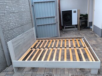 Prodám manželskou postel 180cm x 200cm - 9