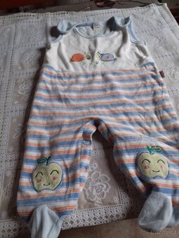 Zimní  overal 3 až  6 měsíců, dupačky  ,čepičky - 9