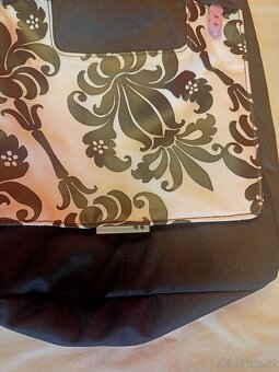 černá taška přes rameno se vzorem na boku - 9