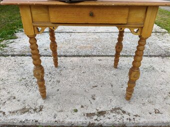 Starožitný vyřezávaný jídelní stůl - 9