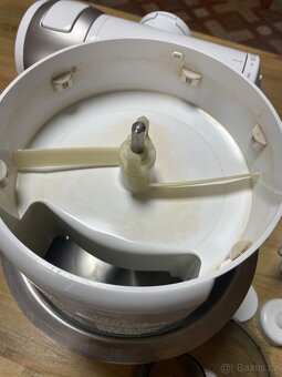 Kuchyňský robot Bosch MUM 4880 - 9