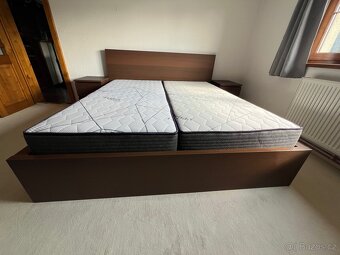 Postel IKEA MALM 180x200cm včetně dvou nočních stolků - 9