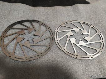 Spousta nových brzdových kotoučů 6 děr a CL. - 9