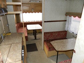 Velký dvouosý karavan Adria pro 7 osob - 9
