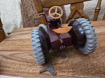 KRASNY BAKELIT TRAKTOR ZETOR 25 KLIČEK S KRABICÍ - 9