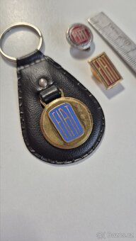 Original klíč Fiat 600 s klíčenkou a 2 odznaky - 9