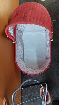 Červený dětský kočárek - 9