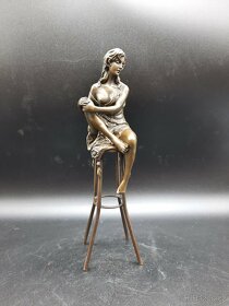 Dáma na barové židli - 27 cm - Bronz - 9