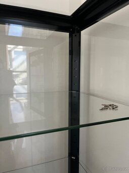 Modrá vitrína ve skandinávském stylu z IKEA - 9