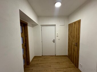 Pronájem bytu 2+1, cihlový dům, centrum Ostrova - 9