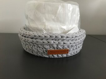 Ručně háčkovaný košík na postýlku, košíky na doplňky - 9