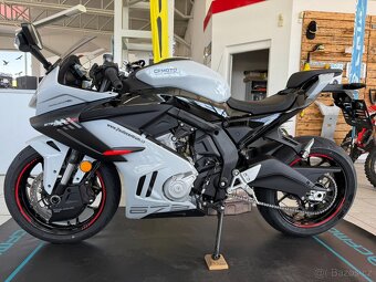 CFMOTO 675 SR-R - šedá, bílá skladem AKCE HELMA - 9