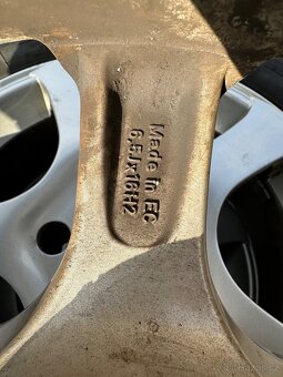 Alu kola Peugeot obutá zimní pneu - 9