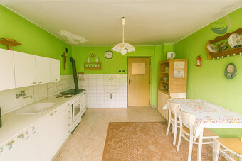 Rodinný dům + 2000 m² stavebního pozemku v Drahách u Myslíva - 9