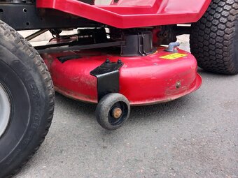 Prodám zahradní traktor Toro 16-38 HXL - 9