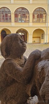 Obří pískovcové sousoší „Matka s dítětem” z období první rep - 9