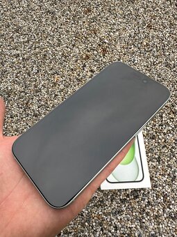 iPhone 15 - baterie 100% green - 9