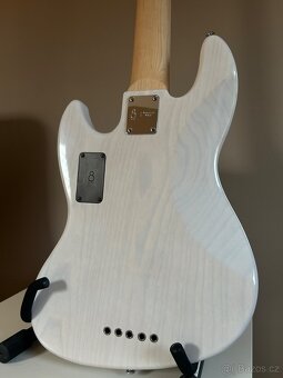 Baskytara Marcus Miller - 9