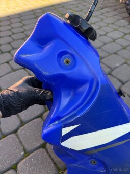 Palivová nádrž s kohoutkem Yamaha YZ 125 250  r 02-04 - 9