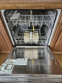 Masivní kuchyňská linka z Německa se spotřebiči - 9