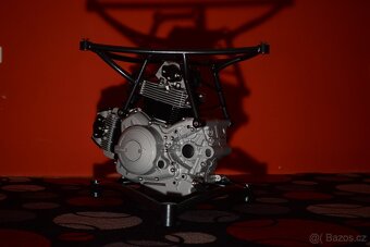 Unikátní stolek z motoru Ducati - 9