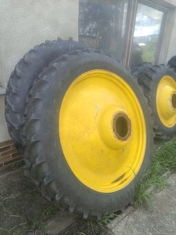 Prodám kultivační kola dvojmontáž na John Deere - 9