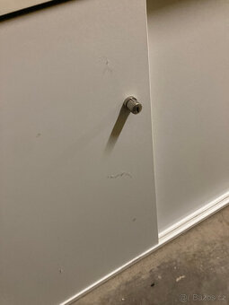 Skříňka nábytková nízká s posuvnými dveřmi za 500 kč - 9