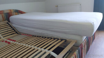 Prodám starší čalouněnou dvoupostel 210 x 170 cm - 9