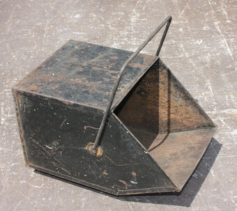 Uhlák na kolečkách + uhlák stojací. Cena za kus. - 9