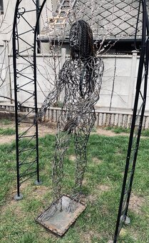 Prodám kovovou sochu ženy - 9