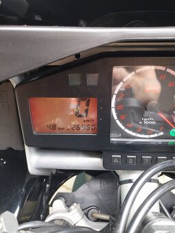 Aprilia RSV 1000 Mille - 9