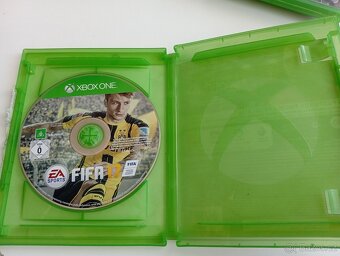 Hry na Xbox one a jedna na Xbox series x - 9