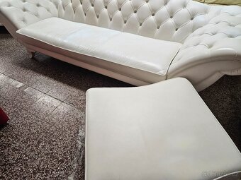 CHESTERFIELD ŠTÝL,KOŽENÁ BIELA 3+2KESLÁ+TABURET,NEROZŤAH. - 9