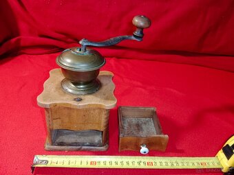 Mlýnky na kávu 18 ks + 2 ks dóz + korbel atd. - 9